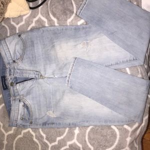 Lightly ripped jeans🥰.